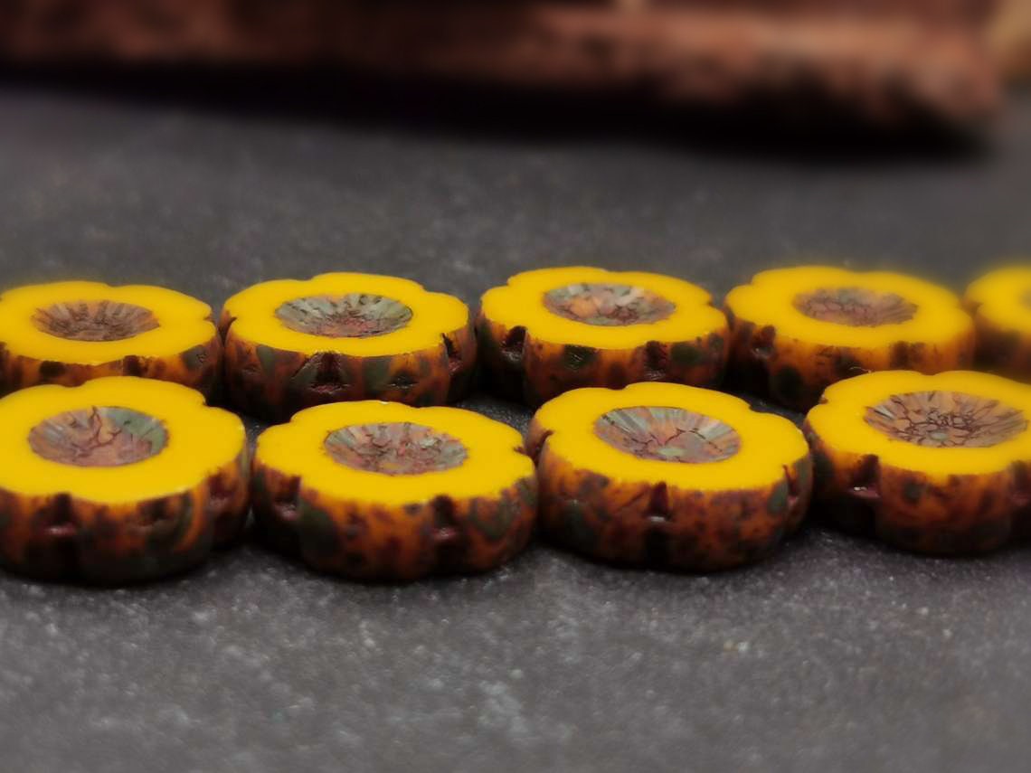 4 HAWAII Flower Beads 14 Mm - Table Cut - Sun Yellow Opaque