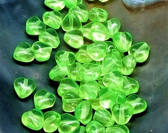 NEU!  25 süße Glasperlen Herzen - Dyed Leuchtendes Grün - 6mm -transparent - gepresste Perlen