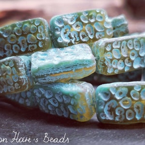 4 Böhmische MARITIM RECHTECKE 16x9 mm - Mattiert - Blend von Aqua opak u. Amber Opal mit blauem Wash - Premium Czech Beads