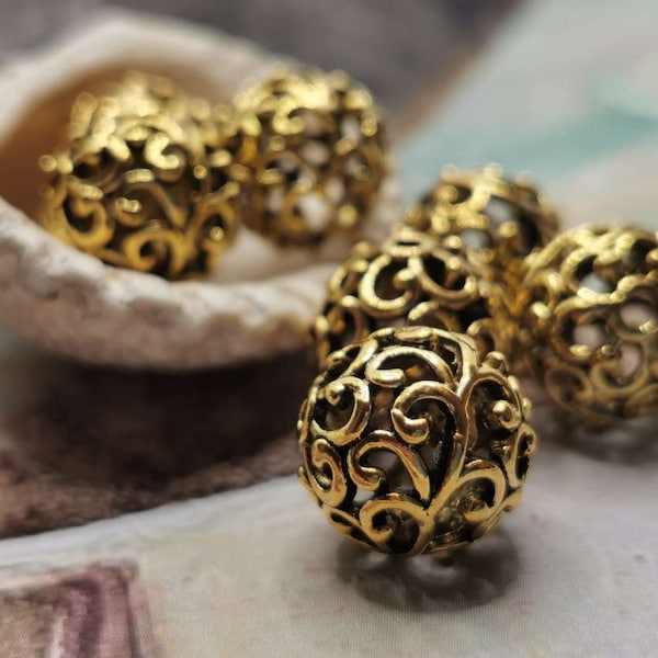 2 or 4 filigree romantic beads 13 mm - gold colored - hollow with plant pattern - transparent - very elegant - excellent quality