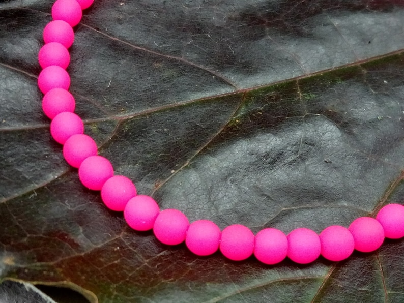 1 brin entier 50 pièces perles rondes tchèques NEON de 4 mm verre de soie mat givré rose fluo actif UV perles de verre brillantes image 1