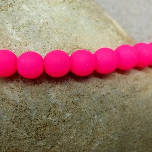 1 brin entier 50 pièces perles rondes tchèques NEON de 4 mm verre de soie mat givré rose fluo actif UV perles de verre brillantes image 4