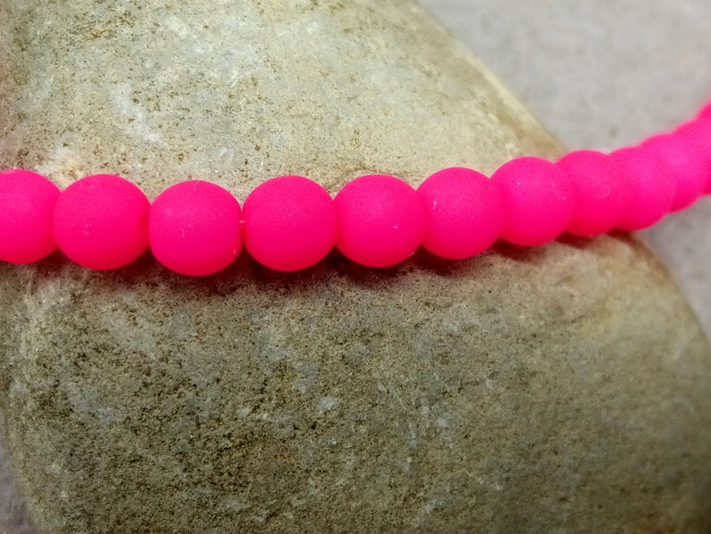 1 brin entier 50 pièces perles rondes tchèques NEON de 4 mm verre de soie mat givré rose fluo actif UV perles de verre brillantes image 4