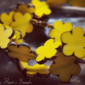 2 or 4 flower beads 17 mm - SLIM Yellow with Heavy Picasso - Table cut - Rare - B_855