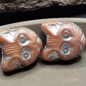4 Bohemian glass beads 13 x 12 mm - Cat beads - Pink opaque with silver - Pressed beads - Czech pressed beads - Vertical hole 0.8 mm