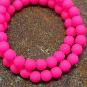 1 brin entier 50 pièces perles rondes tchèques NEON de 4 mm verre de soie mat givré rose fluo actif UV perles de verre brillantes image 3