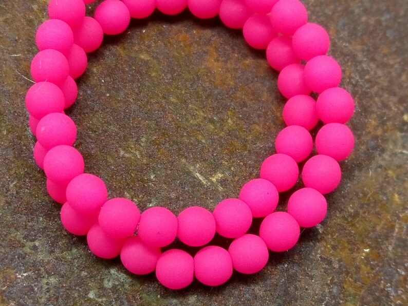 1 brin entier 50 pièces perles rondes tchèques NEON de 4 mm verre de soie mat givré rose fluo actif UV perles de verre brillantes image 3