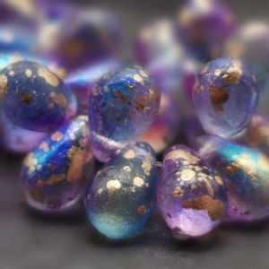 15 Bohemiska Droppar 9 x 6 mm - Päron - Tårdroppe - Blå Turkos Lila Transparent med AB och Antikguldfinish - Etsade - Glasdroppar - B_1356