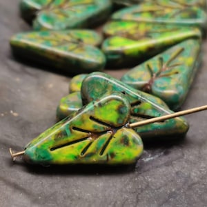 6 Böhmische HERZ BLÄTTER 16x11 mm - Glasblätter - Grün opak gefleckt m. Picasso - edel - B_1624