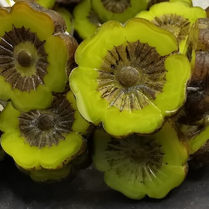 1 large Hawaii flower bead 22 mm - Table Cut - Green-yellow Opaline with Picasso, Bohemian glass bead - Boho - Hibiscus blossom - Rare color - B_374