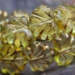 8 Böhmische AHORNBLÄTTER 13x11 mm - Glasblätter - Traubenblätter - Olivin Transparent m. Hellbronze - B_1642