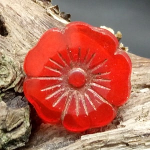 1 large Hawaii flower bead 22 mm - Table Cut - Fire Red translucent with Old Patina finish - Bohemian glass bead - Boho - Hibiscus - B_138