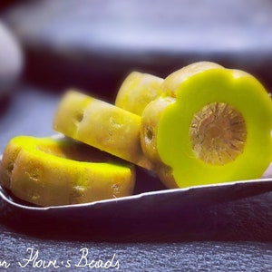 4 HAWAII flower beads 14 mm - table cut - chartreuse opaque with Picasso - Bohemian hibiscus flowers - B_690