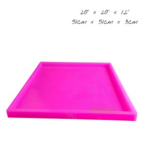 Puede incluir: Un molde cuadrado de silicona rosa brillante, que mide 51 cm x 51 cm x 3 cm. El molde tiene un borde elevado y está diseñado para proyectos de manualidades o fundición. Las dimensiones también se enumeran en pulgadas.
