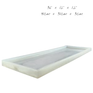 Puede incluir: Una bandeja rectangular de color blanquecino. La bandeja mide 91 cm de largo, 31 cm de ancho y 3 cm de profundidad. Las dimensiones también se enumeran en pulgadas: 36" x 12" x 1.2". La bandeja tiene un borde ligeramente elevado.