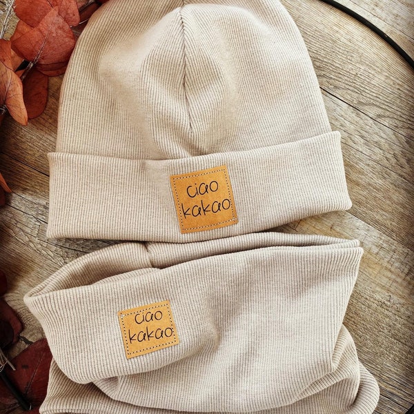 Personalisierte Hipster Beanie und Loop im Set in beige für Kinder und Teenager mit dem Aufdruck ciao Kakao