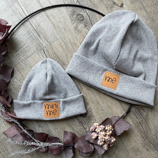 2 Hipster Beanies im Partnerlook für Eltern und Kind mit Aufdruck me und mini me