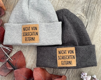 Hipster Beanie für Babys und Kleinkinder mit dem Aufdruck ,,nicht von schlechten Eltern“