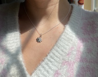 Collana a catena in argento con ciondolo a forma di fiore