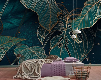 Pode incluir: Um quarto com uma cama com um edredom roxo e uma manta de pele sintética branca. A parede atrás da cama tem um design de papel de parede em grande escala de folhas tropicais em dourado e azul-esverdeado.