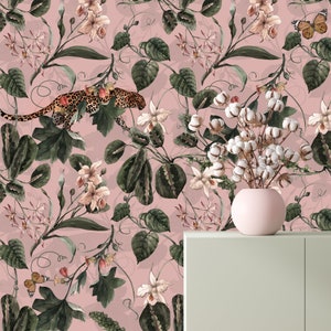 Fiori con stampa di ghepardi e ghepardi selvatici su sfondo rosa – Carta da parati autoadesiva o in vinile rimovibile, staccabile e attaccabile per un arredamento audace