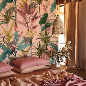 Tapete Jungle Monkey Friends - Hellrosa Hintergrund mit exotischer Pflanzenwelt, entfernbares Vinyl, schälen und aufkleben