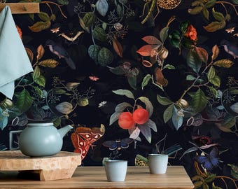 Puede incluir: Un papel tapiz azul oscuro con un patrón repetitivo de bayas rojas, hojas verdes, mariposas e insectos. El papel tapiz se muestra en un entorno de cocina con una mesa de madera, una tetera y dos tazas.