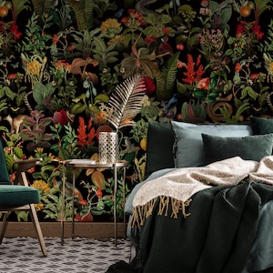 Fuga dalla giungla: animali esotici e fiori vivaci su questa carta da parati botanica scura, piante e animali disegnati a mano in stile vintage, adesivo, carta vinilica