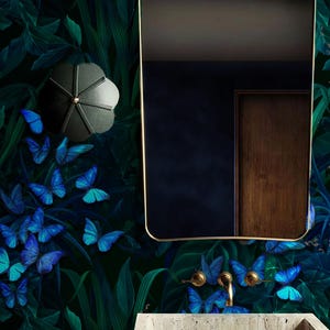 Carta da parati staccabile e adesiva con farfalle blu - Elegante alternativa in vinile con foglie tropicali per un arredamento da parete alla moda