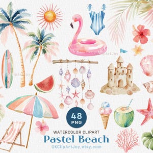 Op de afbeelding: Watercolor clipart set met strandthema-illustraties. Inclusief een roze flamingo-drijver, palmbomen, een surfplank, een parasol, een zandkasteel, schelpen en een watermeloen. De tekst "Pastel Beach" is ook inbegrepen.