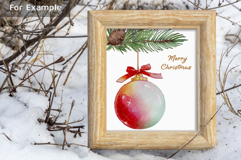 Puede incluir: Una pintura de acuarela de un adorno navide&ntilde;o colgando de una rama de pino. El adorno es rojo, blanco y verde con una parte superior dorada. El texto "Merry Christmas" est&aacute; escrito en letras doradas sobre un fondo blanco.