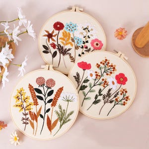 Embroidery Kit For Beginner | Modern Crewel Embroidery Kit with Pattern | Floral Embroidery Full Kit with Needlepoint Hoop| DIY Craft Kit