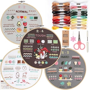 Puede incluir: Tres aros de bordado con fondos de colores diferentes y puntadas de bordado. Los aros están etiquetados como "Normal", "Tough" y "Hard". Cada aro tiene una variedad de puntadas y diseños, incluyendo una telaraña, una margarita, una hoja y una flor.