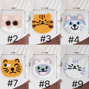 Op de afbeelding: Tien verschillende pluche onderzetters in de vorm van een kat, elk met een uniek ontwerp en kleur. De onderzetters zijn ongeveer 13-14 cm in diameter en tonen verschillende kattenrassen, waaronder tabby, calico en Siamese.