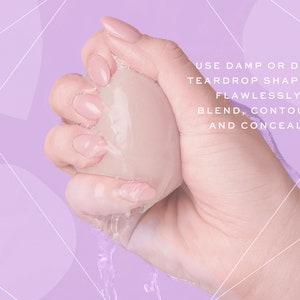K&ouml;nnte beinhalten: Ein tropfenf&ouml;rmiger Make-up-Schwamm wird in einer Hand gequetscht. Wasser tropft aus dem Schwamm. Der Text lautet "FEUCHT ODER TROCKEN VERWENDEN. TR&Auml;NENFORM F&Uuml;R EINEN MAKELOSEN VERBLENDEN, KONTOURIEREN UND ABDECKEN."