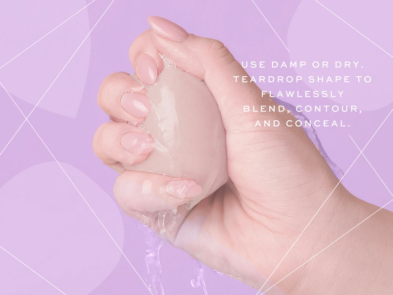 K&ouml;nnte beinhalten: Ein tropfenf&ouml;rmiger Make-up-Schwamm wird in einer Hand gequetscht. Wasser tropft aus dem Schwamm. Der Text lautet "FEUCHT ODER TROCKEN VERWENDEN. TR&Auml;NENFORM F&Uuml;R EINEN MAKELOSEN VERBLENDEN, KONTOURIEREN UND ABDECKEN."