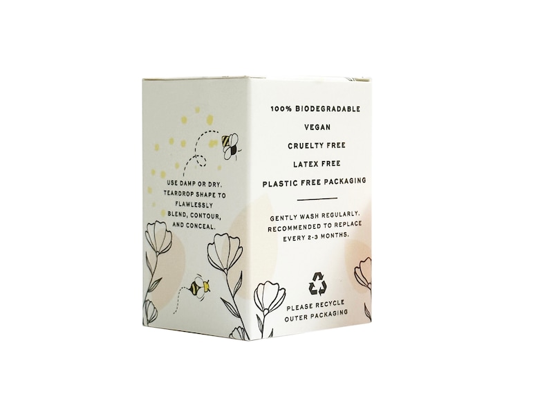 K&ouml;nnte beinhalten: Eine wei&szlig;e Box mit einem Bienen- und Blumendesign. Die Box ist mit dem Text "100% biologisch abbaubar", "Vegan", "Tierversuchsfrei", "Latexfrei", "Verpackung ohne Plastik", "Regelm&auml;&szlig;ig mit Wasser waschen. Austausch alle 2-3 Monate empfohlen." und "Bitte recyceln Sie die Au&szlig;enverpackung" beschriftet.