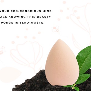 K&ouml;nnte beinhalten: Ein hellrosa Make-up-Schwamm in Tropfenform, der auf einem Bett aus dunkelbrauner Erde mit gr&uuml;nen Bl&auml;ttern liegt, die aus dem Boden wachsen. Der Text "PUT YOUR ECO-CONSCIOUS MIND AT EASE KNOWING THIS BEAUTY SPONGE IS ZERO-WASTE!" ist im Hintergrund sichtbar.