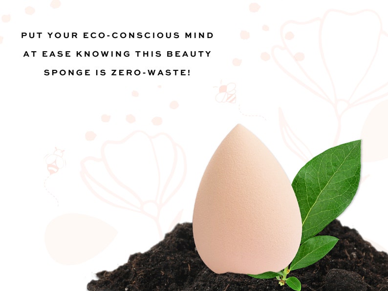 K&ouml;nnte beinhalten: Ein hellrosa Make-up-Schwamm in Tropfenform, der auf einem Bett aus dunkelbrauner Erde mit gr&uuml;nen Bl&auml;ttern liegt, die aus dem Boden wachsen. Der Text "PUT YOUR ECO-CONSCIOUS MIND AT EASE KNOWING THIS BEAUTY SPONGE IS ZERO-WASTE!" ist im Hintergrund sichtbar.
