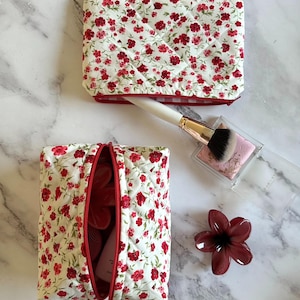 Rote Kosmetiktasche mit Blumenmuster