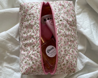 Trousse de maquillage rose à petites fleurs