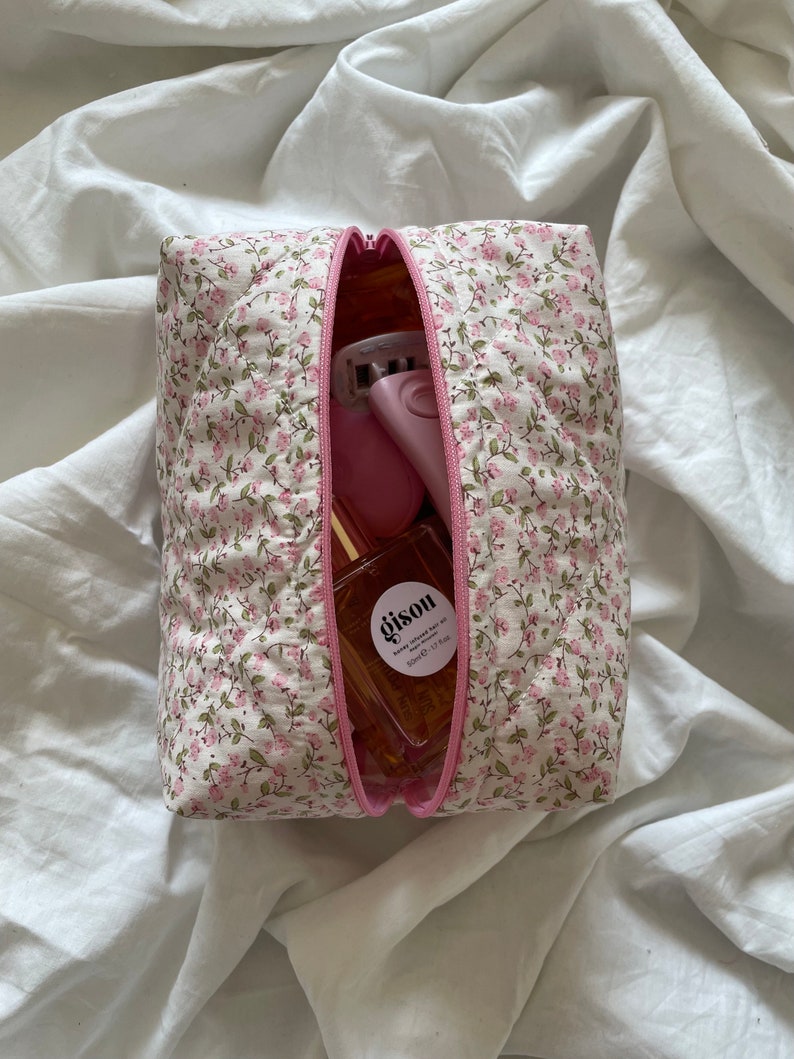 Pink Ditsy Floral Makeup Bag afbeelding 1