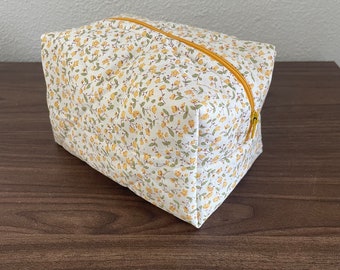 Bolsa de maquillaje floral de florecitas amarilla