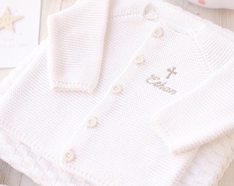 Toffee Moon White Baby Strickjacke zur Taufe oder Taufe, personalisiert mit gesticktem gotischem Kreuz, Initialen oder Namen