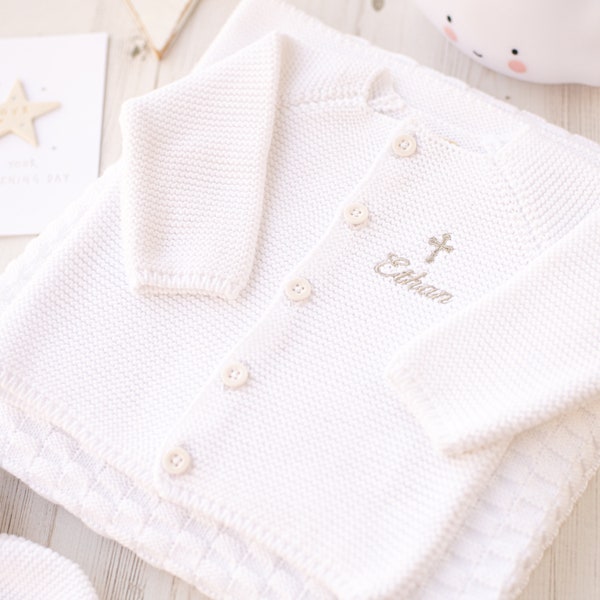 Toffee Moon White Baby Strickjacke zur Taufe oder Taufe, personalisiert mit gesticktem gotischem Kreuz, Initialen oder Namen