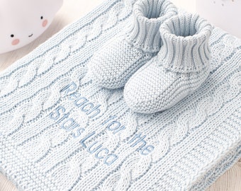 Toffee Moon Pale Blue Personalisierte Babydecke mit gestickten Initialen oder Name und Baby Booties Geschenk-Set