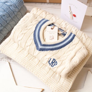 Personalisierter cremefarbener Baby-Cricket-Pullover mit dunkelblauen und hellblauen Streifen Bild 8