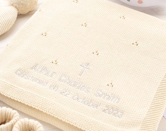 Couverture personnalisée pour bébé en pointelle couleur caramel et lune pour baptême, baptême avec croix simple, nom et date en caractères d'imprimerie