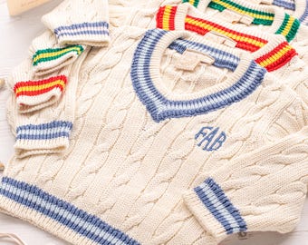 Gepersonaliseerde Cricket-trui Toffee Moon First Birthday met gestreepte rand