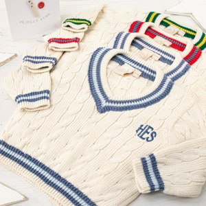 Personalisierter cremefarbener Baby-Cricket-Pullover mit dunkelblauen und hellblauen Streifen Bild 2